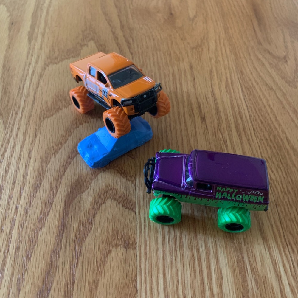 Halloween 🎃 Trucks! For toys or decorations. Like New!